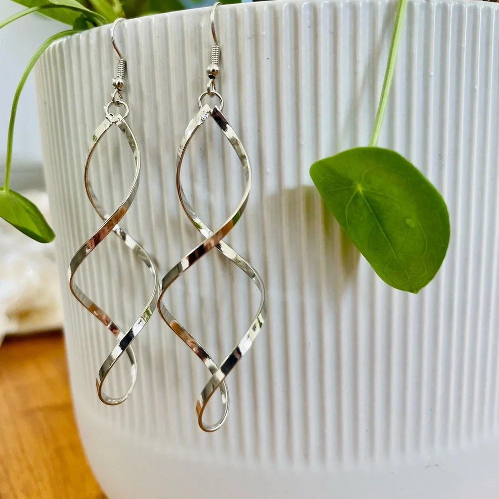 Spiral wave curl Gold color Earrings - Picture 11 of 11